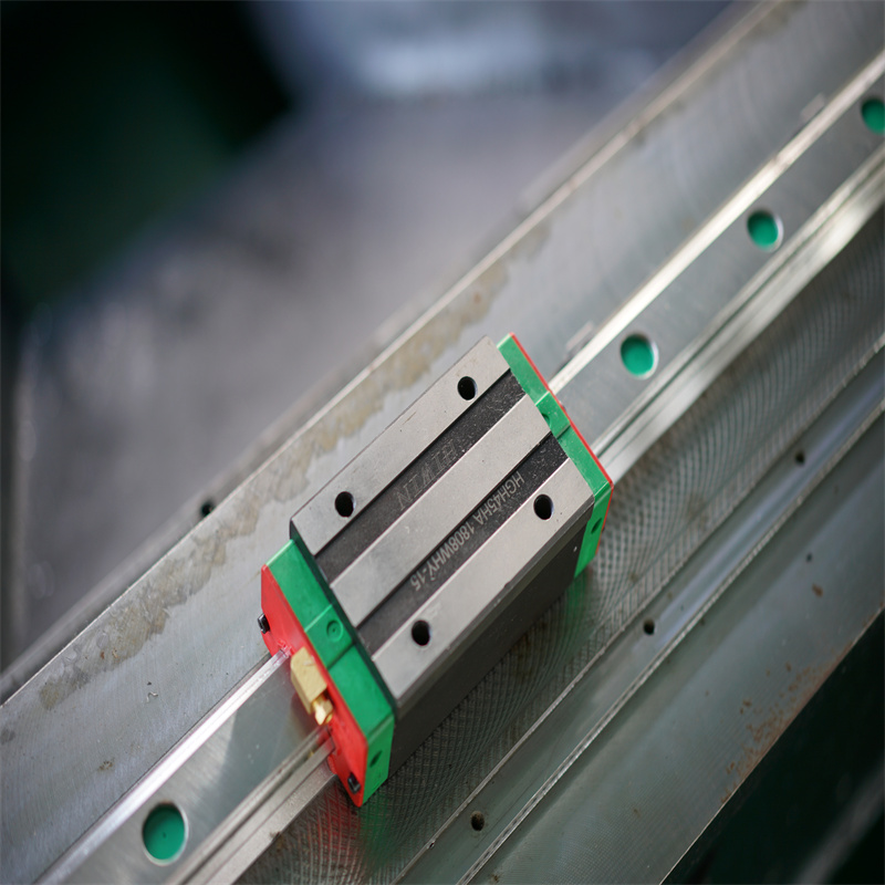 Produkcja lasera Cnc 500 W 1000 W 2000 W Maszyna do cięcia laserem światłowodowym ze stali nierdzewnej