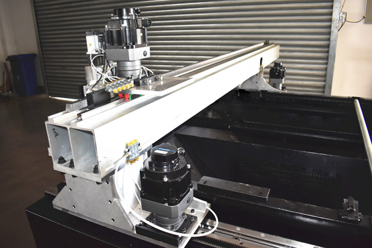 Fiber Laser 2000 Watt Płaska maszyna do cięcia laserem światłowodowym