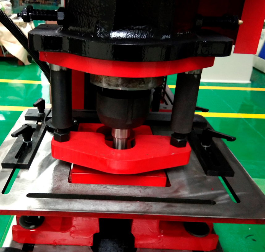Hydrauliczna maszyna do cięcia i wykrawania żelaza z serii Q35y